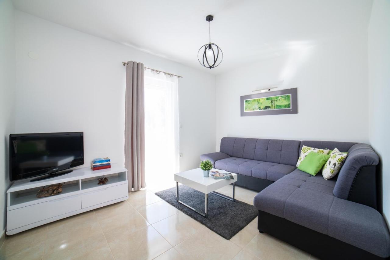 Villa Sun Garden - 4 Star Villa With Heated Swimming Pool, Quiet Bay, Bbq, 50M From The Sea ミルナ エクステリア 写真